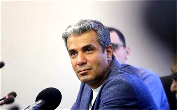 سوگواری آریا عظیمی‌نژاد بر مزار مادرش