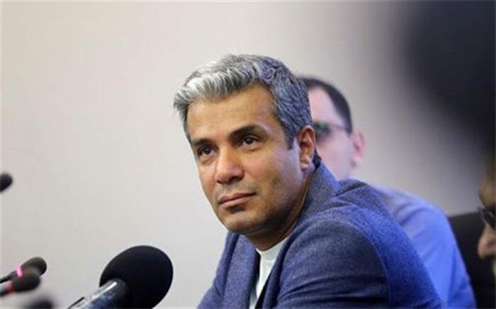 سوگواری آریا عظیمی‌نژاد بر مزار مادرش