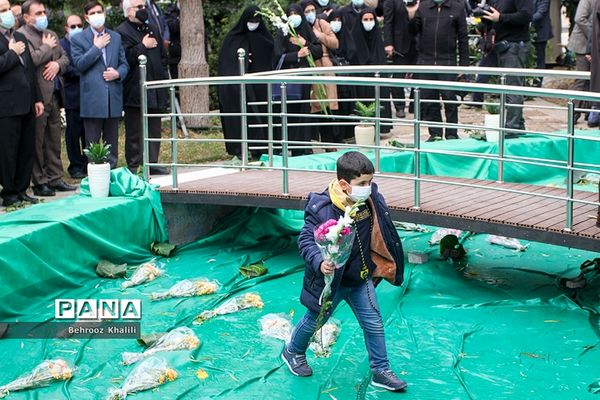 تشییع و تدفین پیکر دو شهید گمنام در محوطه وزارت کشور