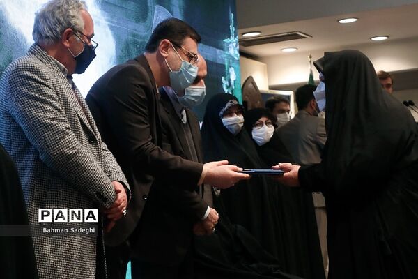 آیین تجلیل از مادران و همسران شهید