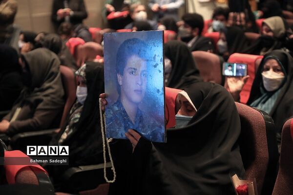 آیین تجلیل از مادران و همسران شهید