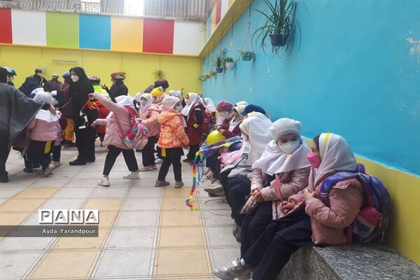 سفیران سلامت دبستان محراب منطقه ۱۴ در آستانه روز هوای پاک