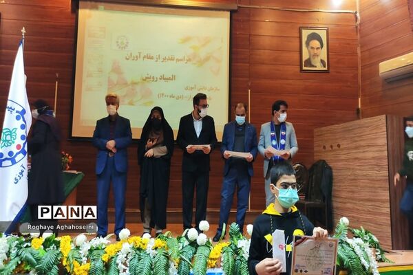 مراسم تجلیل از دانش‌آموزان مقام‌آور المپیاد رویش در ناحیه 4 شیراز