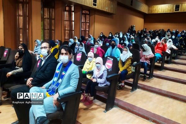 مراسم تجلیل از دانش‌آموزان مقام‌آور المپیاد رویش در ناحیه 4 شیراز