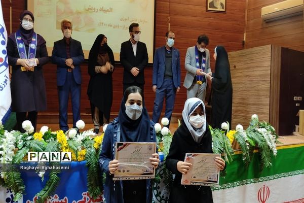 مراسم تجلیل از دانش‌آموزان مقام‌آور المپیاد رویش در ناحیه 4 شیراز