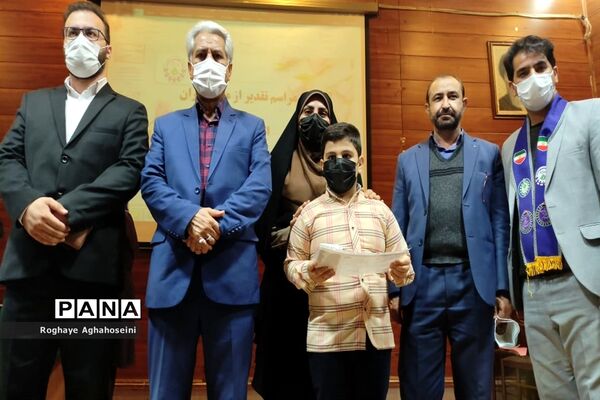 مراسم تجلیل از دانش‌آموزان مقام‌آور المپیاد رویش در ناحیه 4 شیراز