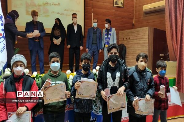 مراسم تجلیل از دانش‌آموزان مقام‌آور المپیاد رویش در ناحیه 4 شیراز