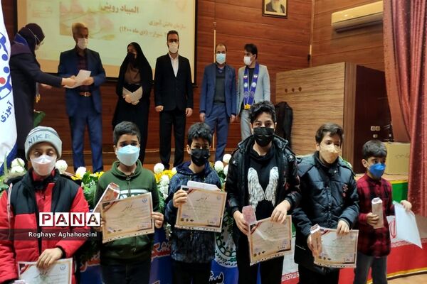 مراسم تجلیل از دانش‌آموزان مقام‌آور المپیاد رویش در ناحیه 4 شیراز