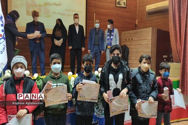 مراسم تجلیل از دانش‌آموزان مقام‌آور المپیاد رویش در ناحیه 4 شیراز