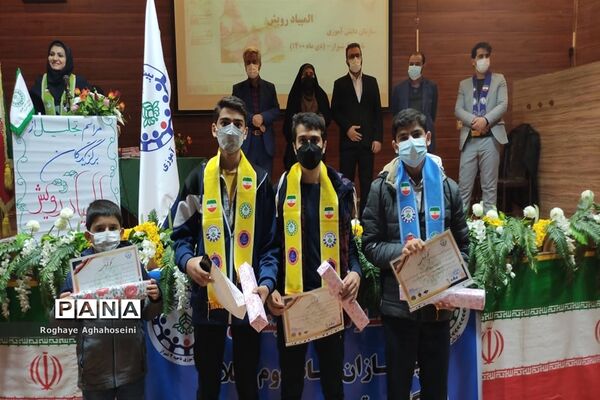 مراسم تجلیل از دانش‌آموزان مقام‌آور المپیاد رویش در ناحیه 4 شیراز
