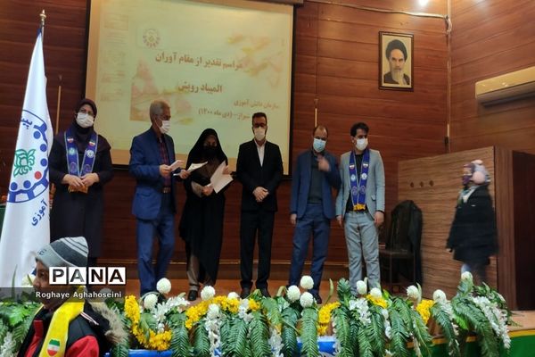 مراسم تجلیل از دانش‌آموزان مقام‌آور المپیاد رویش در ناحیه 4 شیراز
