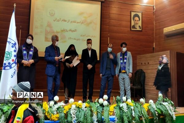 مراسم تجلیل از دانش‌آموزان مقام‌آور المپیاد رویش در ناحیه 4 شیراز