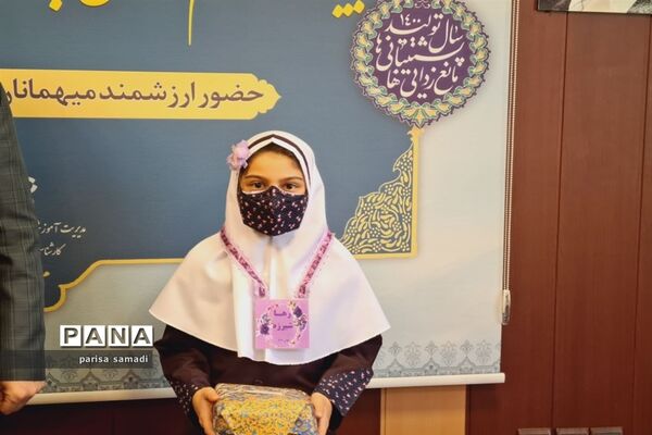 تقدیر از دانش‌آموزان  منتخب منطقه ۱۳ در تولید محتوای دهه بصیرت