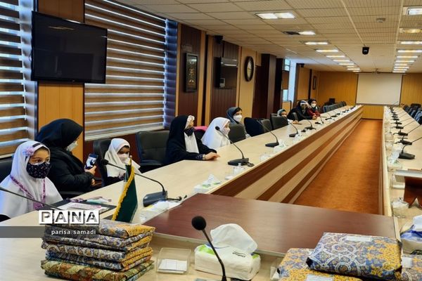 تقدیر از دانش‌آموزان  منتخب منطقه ۱۳ در تولید محتوای دهه بصیرت