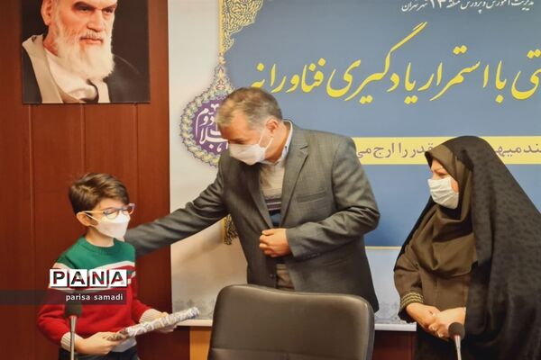 تقدیر از دانش‌آموزان  منتخب منطقه ۱۳ در تولید محتوای دهه بصیرت