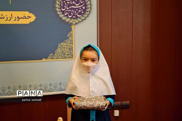 تقدیر از دانش‌آموزان  منتخب منطقه ۱۳ در تولید محتوای دهه بصیرت