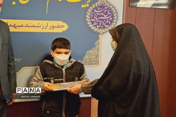 تقدیر از دانش‌آموزان  منتخب منطقه ۱۳ در تولید محتوای دهه بصیرت