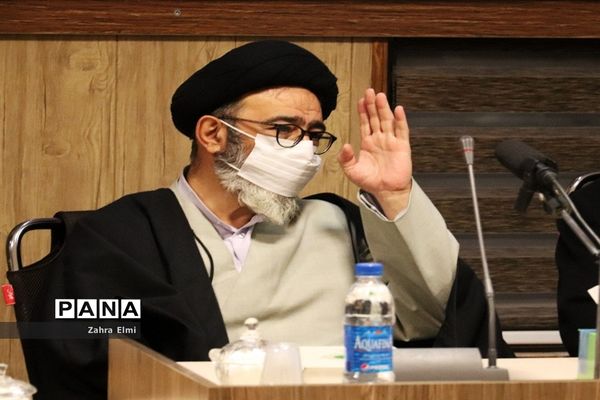 آیین معرفی و رونمایی  از کتاب آموزش اخلاق حرفه‌ای و رمز موفقیت درقرائت قرآن کریم