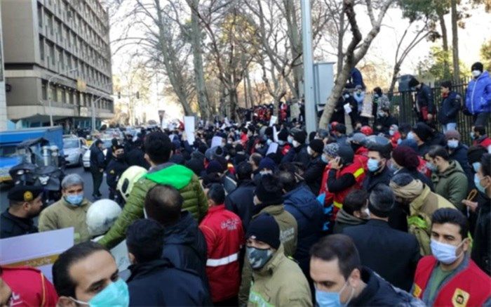 تجمع آتش‌نشانان تهرانی در مقابل شورای شهر؛ مطالبه آتش‌نشانان چیست؟