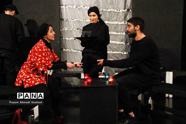 اجرای نمایش اسپانیایی «از تپش افتاده»