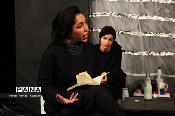 اجرای نمایش اسپانیایی «از تپش افتاده»