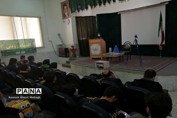 آماده‌سازی دانش‌آموزان منتخب المپیاد رویش برای مرحله استانی در شهرستان کازرون
