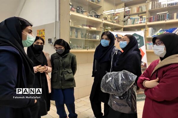 روز پایانی امتحانات نیم سال اول در دبیرستان دکتر ترابی منطقه 10