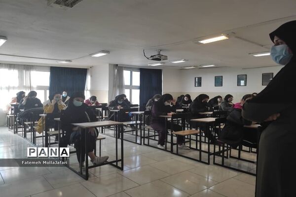 روز پایانی امتحانات نیم سال اول در دبیرستان دکتر ترابی منطقه 10