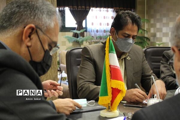 نشست هم‌اندیشی کمیته دانش‌آموزی و فرهنگیان ستاد دهه فجر استان فارس