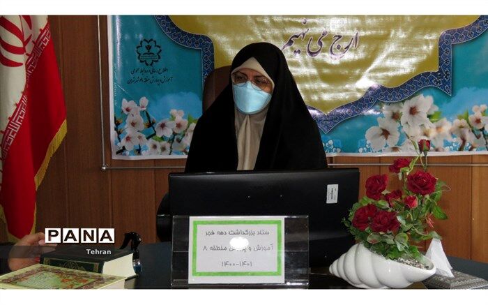 وظیفه مربیان  فرهنگسازی و شناساندن هویت انقلاب اسلامی به دانش‌آموزان است