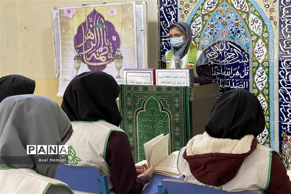 حدیث خوانی دانش‌آموزان پیشتاز دبیرستان وحدت