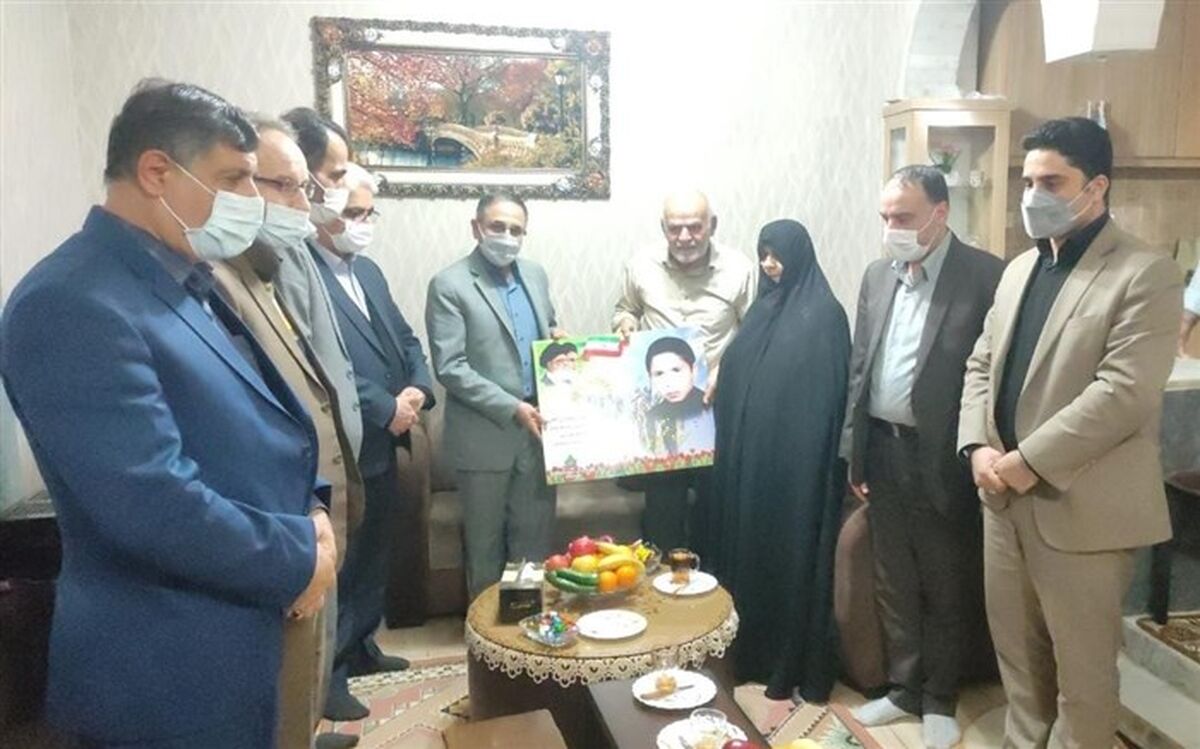 دیدار نماینده پارلمانی وزیر آموزش و پرورش با خانواده دانش‌آموز شهید  فرشاد فتحی نیا