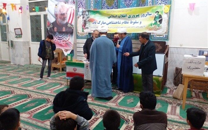 مراسم تقدیر از برگزیدگان مسابقه کتابخوانی «عموقاسم» در روستای بیدهند