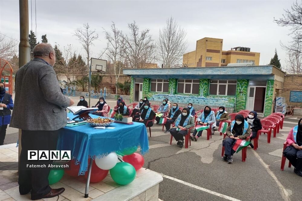 مراسم نواختن زنگ انقلاب در دبیرستان نمونه دولتی مطهره منطقه ۱۴