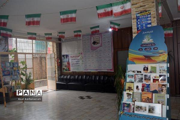 مراسم نواختن زنگ انقلاب در دبیرستان نمونه دولتی مطهره منطقه ۱۴