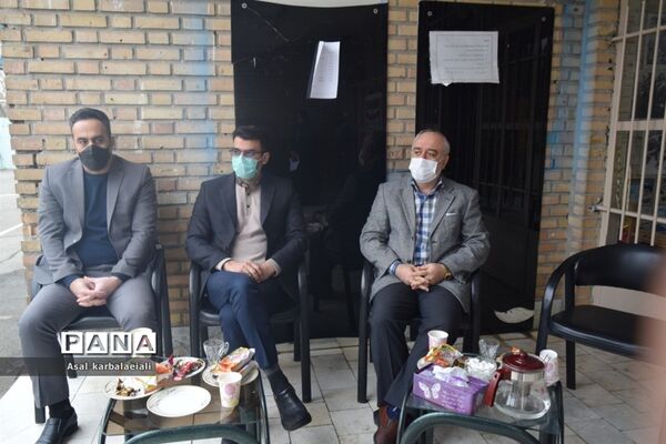 مراسم نواختن زنگ انقلاب در دبیرستان نمونه دولتی مطهره منطقه ۱۴