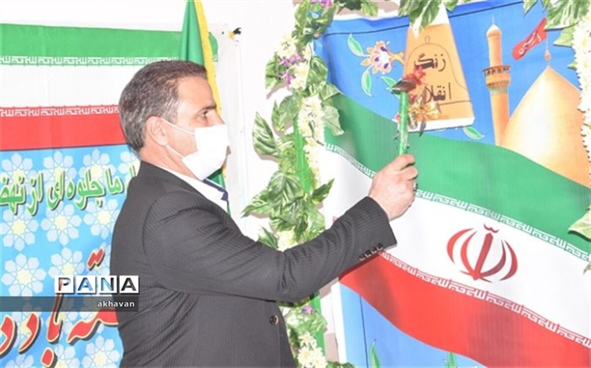 زنگ انقلاب  در دبیرستان دخترانه ریحانه بهاباد نواخته شد