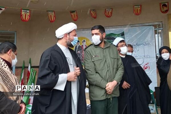 نواخته شدن زنگ انقلاب در مدرسه امام حسین(ع) روستای مهرآباد رودهن