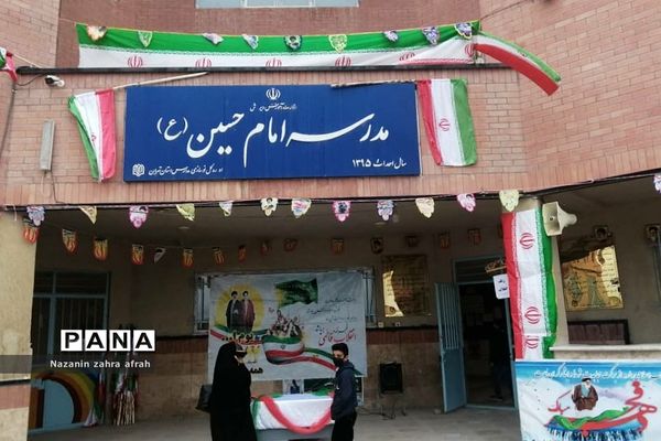 نواخته شدن زنگ انقلاب در مدرسه امام حسین(ع) روستای مهرآباد رودهن