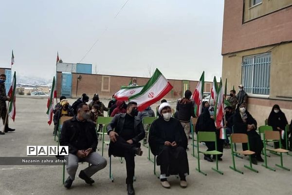 نواخته شدن زنگ انقلاب در مدرسه امام حسین(ع) روستای مهرآباد رودهن