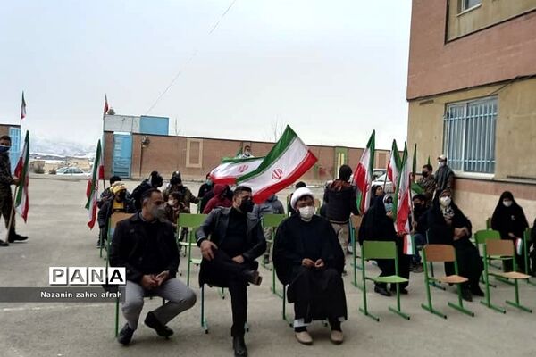 نواخته شدن زنگ انقلاب در مدرسه امام حسین(ع) روستای مهرآباد رودهن