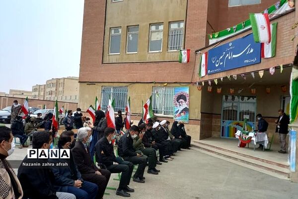 نواخته شدن زنگ انقلاب در مدرسه امام حسین(ع) روستای مهرآباد رودهن