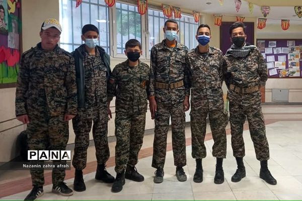 نواخته شدن زنگ انقلاب در مدرسه امام حسین(ع) روستای مهرآباد رودهن