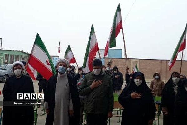 نواخته شدن زنگ انقلاب در مدرسه امام حسین(ع) روستای مهرآباد رودهن