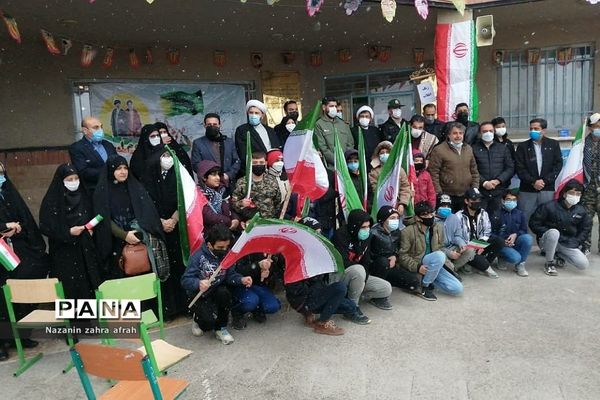 نواخته شدن زنگ انقلاب در مدرسه امام حسین(ع) روستای مهرآباد رودهن