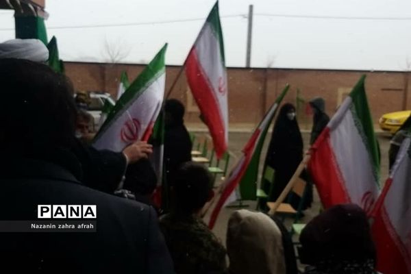 نواخته شدن زنگ انقلاب در مدرسه امام حسین(ع) روستای مهرآباد رودهن