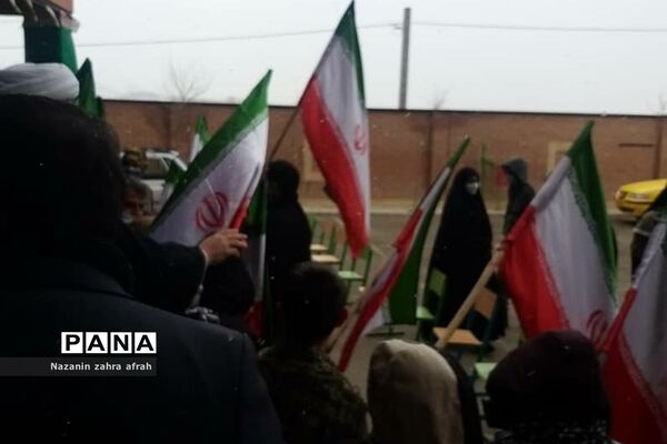 نواخته شدن زنگ انقلاب در مدرسه امام حسین(ع) روستای مهرآباد رودهن