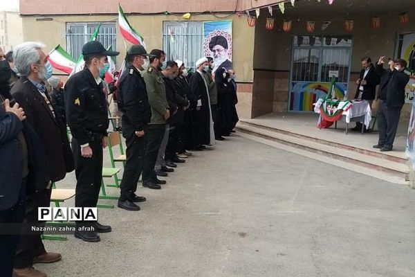 نواخته شدن زنگ انقلاب در مدرسه امام حسین(ع) روستای مهرآباد رودهن