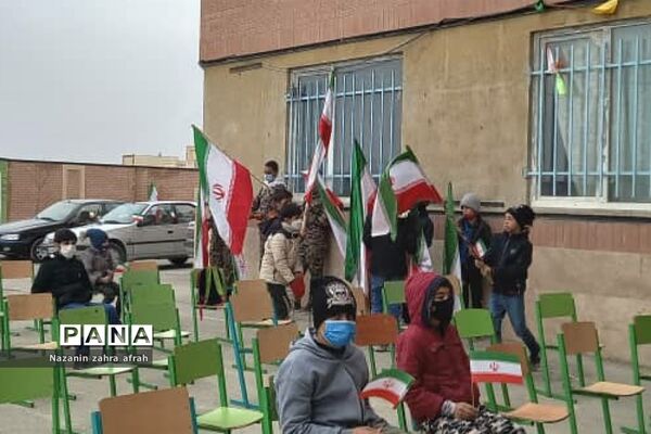 نواخته شدن زنگ انقلاب در مدرسه امام حسین(ع) روستای مهرآباد رودهن