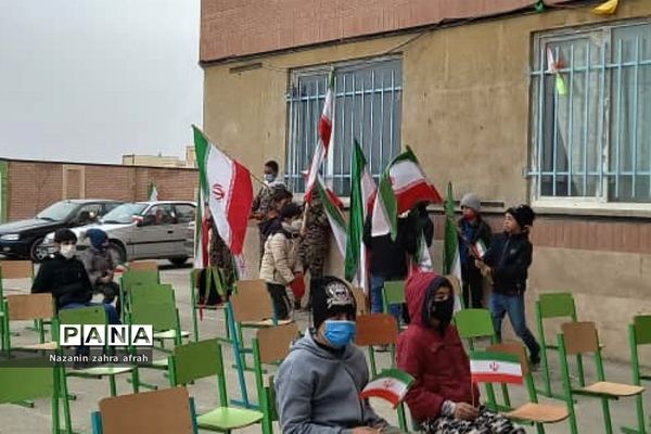 نواخته شدن زنگ انقلاب در مدرسه امام حسین(ع) روستای مهرآباد رودهن